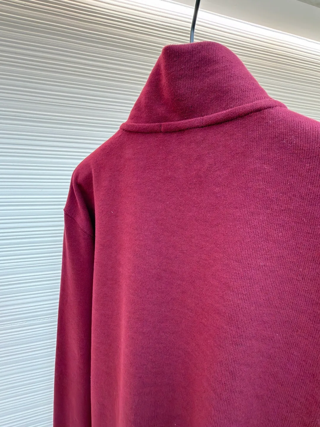 P370 Ralph Lauren gold embroidered half turtleneck sweatshirt ●Original version: Purchased and developed at 1690 ●Item number: 1682169-A55 ●Fabric: Yayun essence cotton velvet fabric ●Technology: embroidery production ●Color: burgundy ●Version: Fitted version ●Weight: about 520 grams ●Size: S-M-L-XL ●Description: Customized Yayun essence cotton velvet fabric, soft and silky, comfortable and close to the skin With a pure black tone as the base color, the plaid twill trim is on the neckline, carrying the elegance and retro of British style. The exquisite golden pony logo is embellished with it. It has its own focus and is highly recognizable. The simple and smooth lines outline the overall outline. The half-zipper design is sublimated, casual yet stylish. In the name of design, it creates a new fashionable realm of sweatshirts. Adopt imported machine embroidery technology, use advanced computer control systems and precision mechanical components to achieve pony mark embroidery operations with high precision. The lines are smooth and delicate, and the fabrics have been washed. It has a better hand feel and texture, is not easy to deform, is not easy to shrink, is not easy to fade, and maintains long-term beauty. The overall wiring is straight and delicate, the fabric is comfortable and soft, and the color is consistent without color difference. It can be matched with the same style to create a fashionable look and control various occasions. Customized accessories, complete with three standards, same style for men and women!